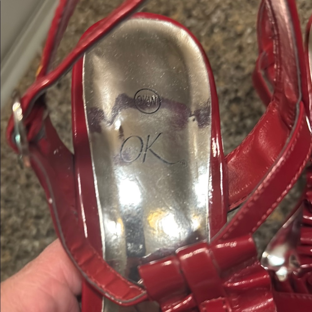 NEW It's OK "Robyn" Red Sandals with T-Strap Design size 91/2 - Picture 2 of 5
